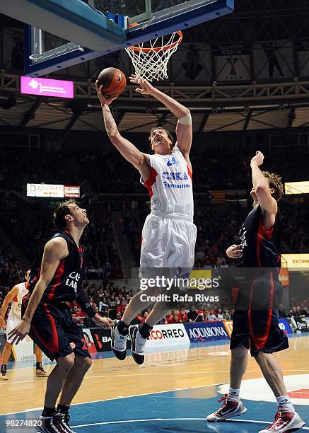 Sasha Kaun, #24 of CSKA Moscow competes with Carl English, #23 and Tiago Splitter, #21 of Caja Laboral during the Euroleague Basketball 2009-2010...