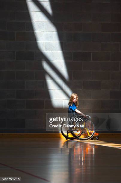 girl (8-9) on wheelchair in gym - nee nee fotografías e imágenes de stock