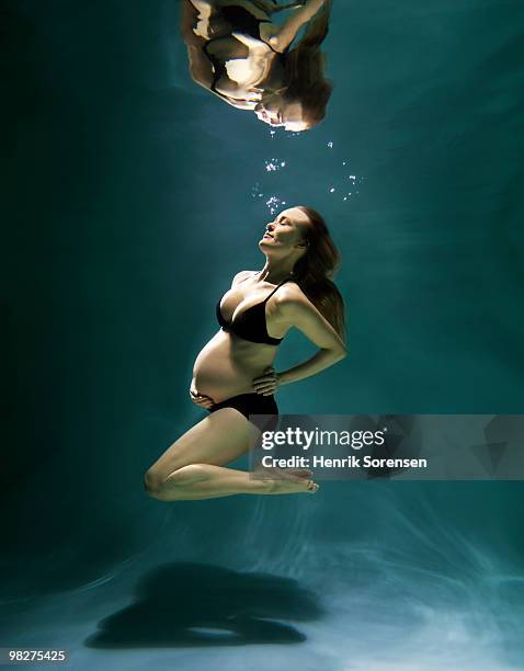 pregnant woman underwater - henrik sorensen stock-fotos und bilder