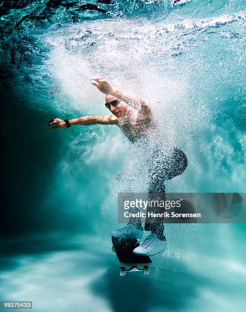 male skateboarder underwater - freedom male fotografías e imágenes de stock
