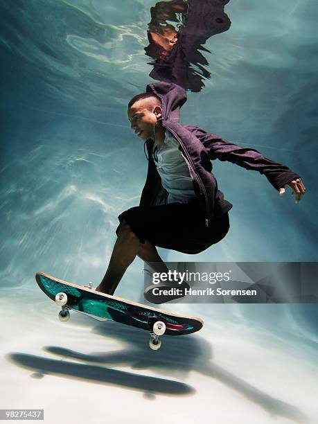 male skateboarder underwater - crazy pool foto e immagini stock