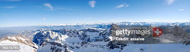 drapeau suisse dans le vent avec vue panoramique sur la montagne (xxl - swiss alps photos et images de collection