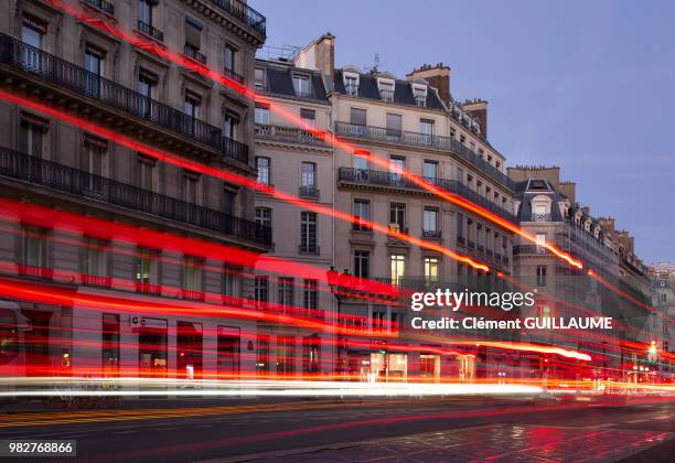 avenue de l'opera, paris de nuit - avenue de l'opera stock pictures, royalty-free photos & images