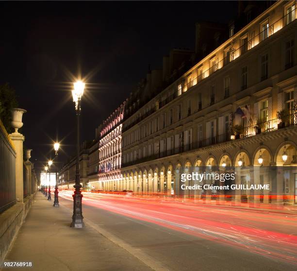rue de rivoli, paris de nuit - rue nuit bildbanksfoton och bilder