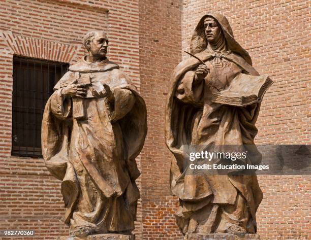 Statue in Plaza de San Juan de la Cruz commemorating the first meeting of Saint Teresa of Jesus and St John of the Cross in Medina del Campo. Medina...