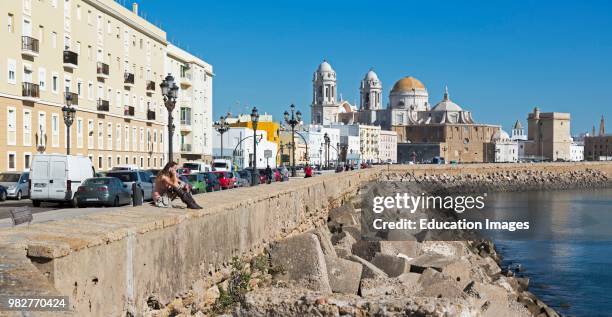 Cadiz, Costa de la Luz, Cadiz Province, Andalusia, southern Spain. View along the seaside Avenida Campo del Sur to the Baroque-Rococo cathedral of...