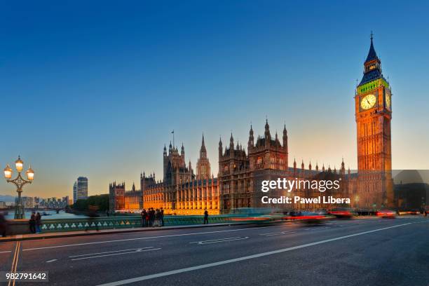 palace of westminster in london seen from westminster bridge at twilight. - liberar stock-fotos und bilder