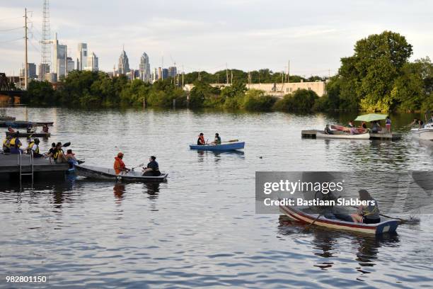 loisirs, promenade en barque sur la rivière schuylkill à philadelphie (pennsylvanie) - schuylkill river photos et images de collection