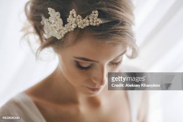 portrait of bride with pearl headband - hair accessory fotografías e imágenes de stock