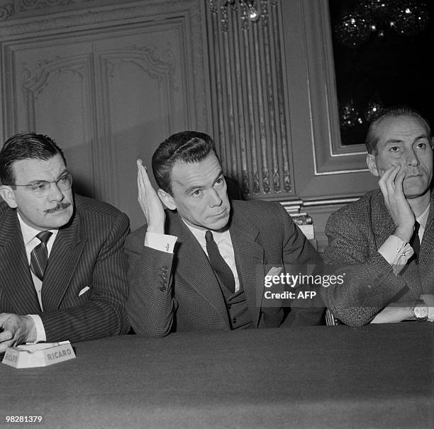 Photo prise dans les années 60 d'Albin Chalandon , secrétaire général de l'UNR entouré de Jacques Baumel , son adjoint et Pierre Picard , député UNR...