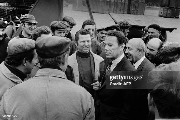 Albin Chalandon, Ministre de l'Équipement et du Logement, discute avec des dockers et visite les installatoins du port de Dunkerque, le 20 avril 1971.