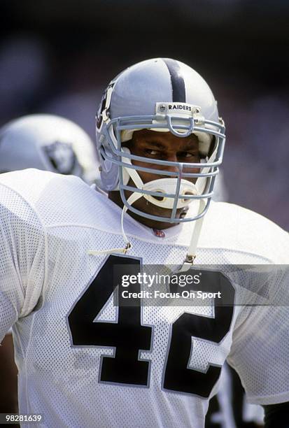 Defensive Back Ronnie Lott of the Los Angeles Raiders watching the action from the sidelines circa 1991 during an NFL football game. Lott played for...