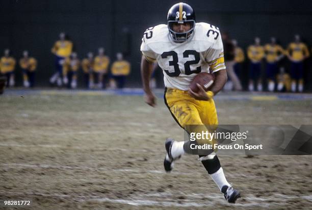 Running back Franco Harris of the Pittsburgh Steelers plays carries the ball circa 1972 during an NFL football game. Harris played for the Steelers...