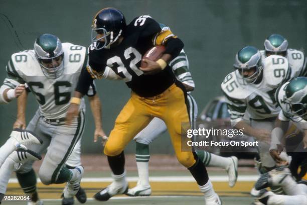 Running back Franco Harris of the Pittsburgh Steelers carries the ball against the Philadelphia Eagles November 3, 1974 during an NFL football game...