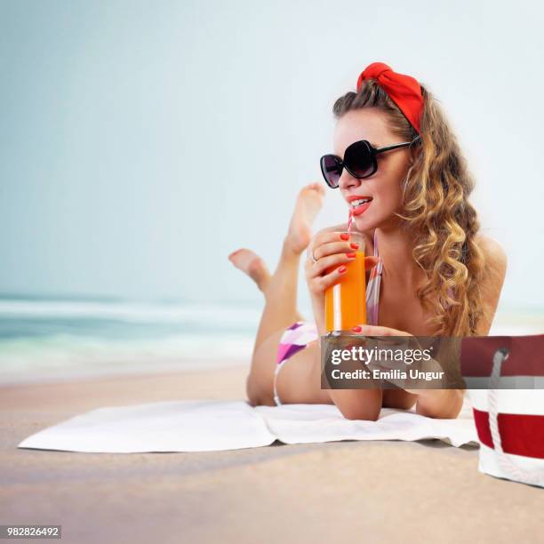 pin-up girl on the beach - pin up girl stockfoto's en -beelden