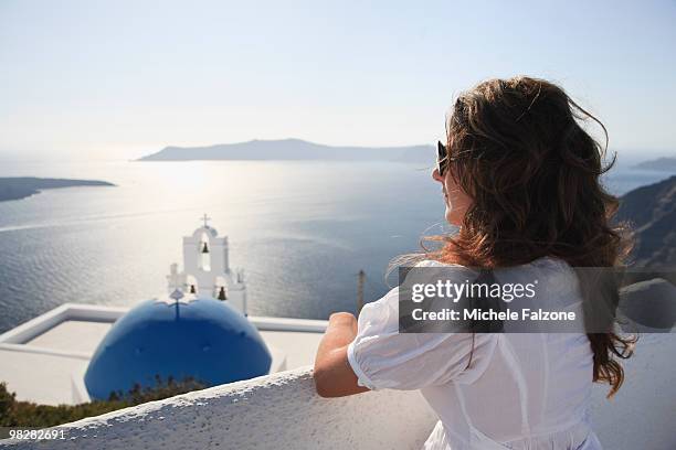 greece, santorini, young woman  - vista trasera de tres cuartos fotografías e imágenes de stock