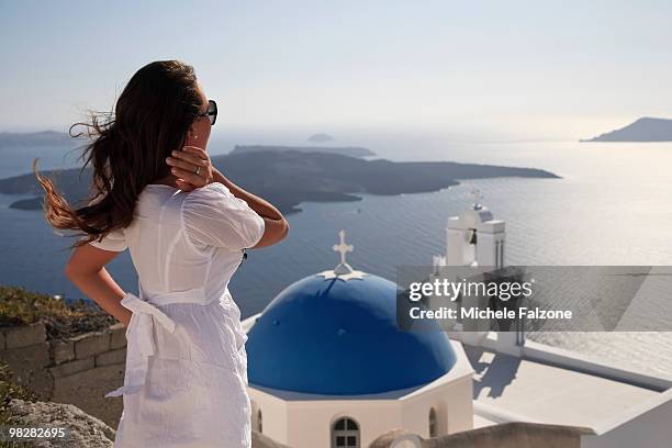 greece, santorini, young woman  - vista trasera de tres cuartos fotografías e imágenes de stock