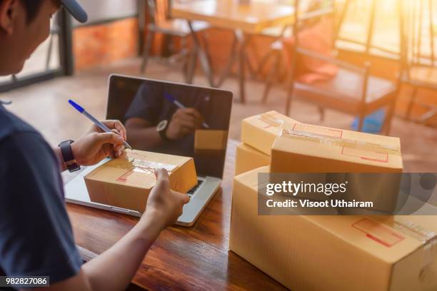 delivery man are checking to his customer - closed stock photos et images de collection