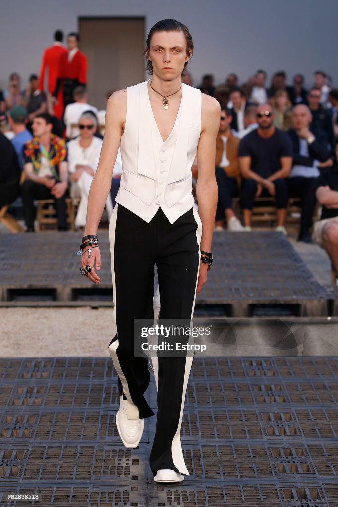 Alexander McQueen: Runway - Paris Fashion Week - Menswear Spring/Summer 2019