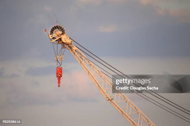 lifting crane - jib imagens e fotografias de stock