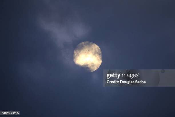moon in the dark sky - horror movie ストックフォトと画像