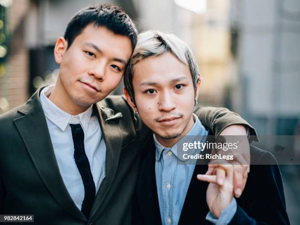 日本人ゲイカップル - gay man ストックフォトと画像