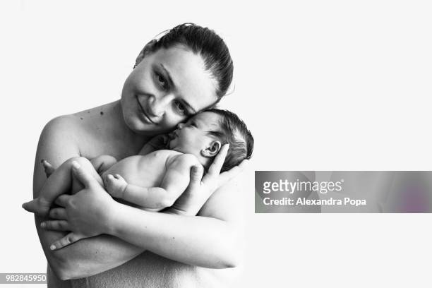 baby (0-1 month) and mother - 0 1 mes fotografías e imágenes de stock