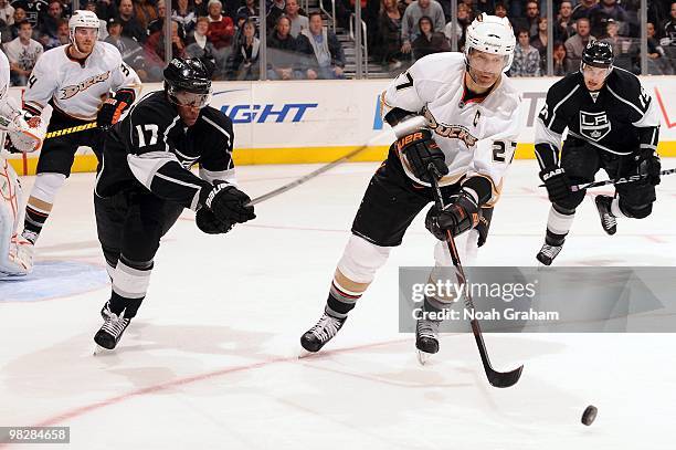 Scott Niedermayer of the Anaheim Ducks reaches for the puck against Wayne Simmonds of the Los Angeles Kings on April 3, 2010 at Staples Center in Los...