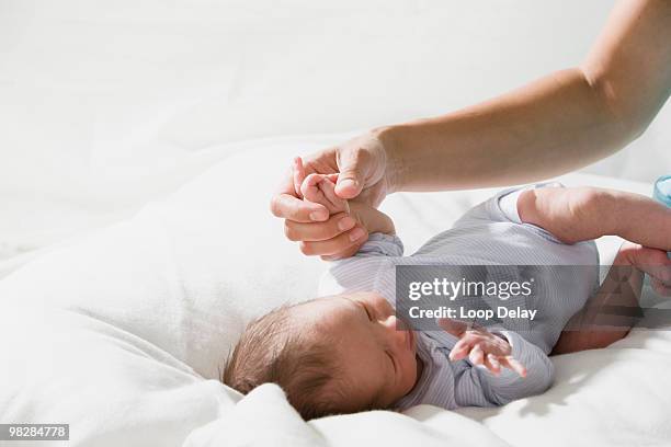 father holding baby girls (0-4 weeks) hand - 0 1 mes fotografías e imágenes de stock