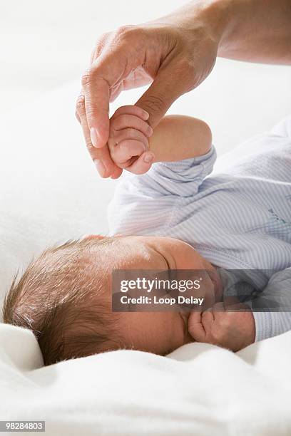 father holding baby girls (0-4 weeks) hand - 0 1 mes fotografías e imágenes de stock