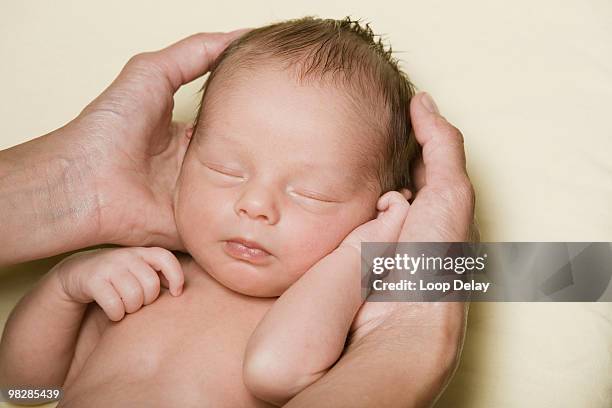 father holding baby girl (0-4 weeks), portrait, close-up - 0 1 mes fotografías e imágenes de stock