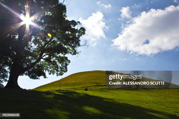 collina - collana stock pictures, royalty-free photos & images