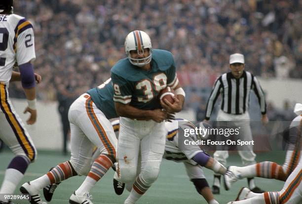 Running back Larry Csonka of the Miami Dolphins carries the ball against the Minnesota Vikings January 13, 1974 during Super Bowl VIII at Rice...