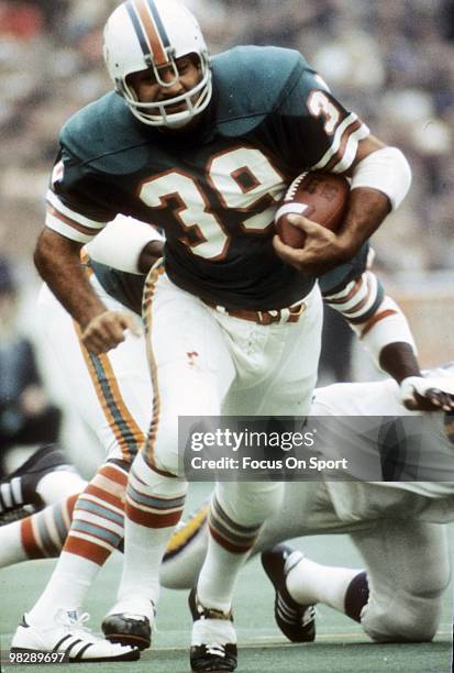 Running back Larry Csonka of the Miami Dolphins carries the ball against the Minnesota Vikings January 13, 1974 during Super Bowl VIII at Rice...