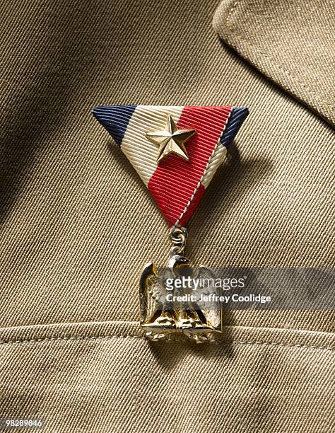 military medal on uniform - medal photos et images de collection