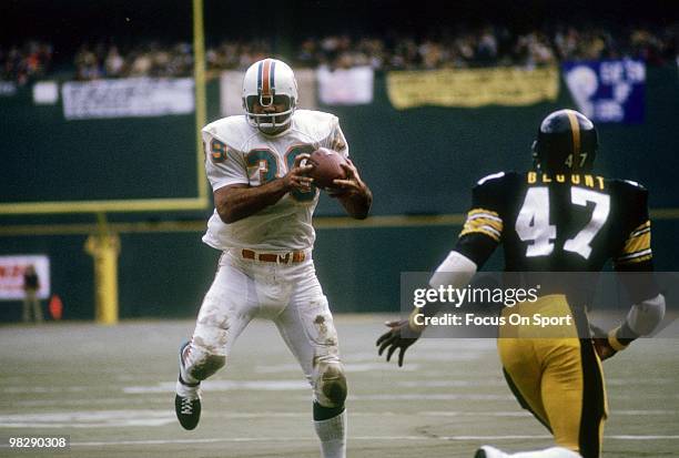 S: Running back Larry Csonka of the Miami Dolphins catches a pass in front of defensive back Mel Blount of the Pittsburgh Steelers circa mid 1970's...