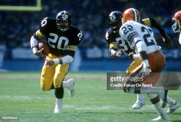 S: Running back Rocky Bleier of the Pittsburgh Steelers carries the ball looking to get a block from teammate Len Swann on Clarence R. Scott of the...