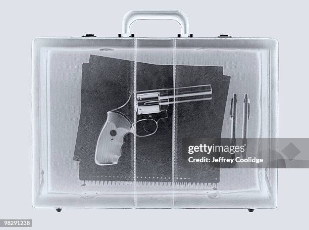 x-ray of gun in briefcase - hijack imagens e fotografias de stock