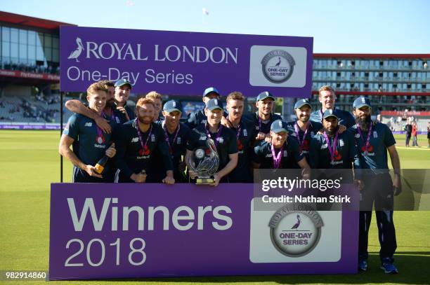 England players pose with the Royal One Day Cup after winning the match during the 5th Royal London ODI match between England and Australia at...