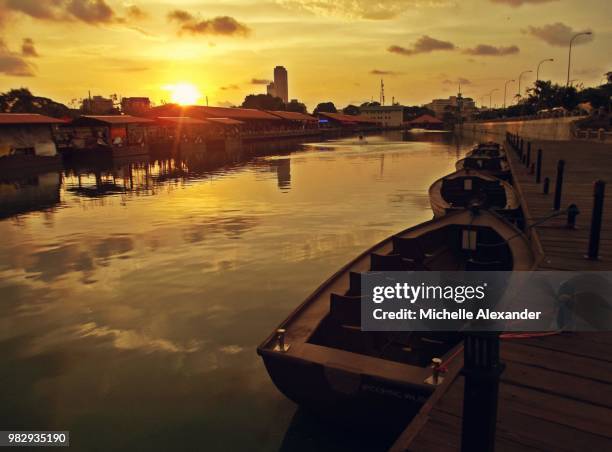 sunset - infrações de estacionamento - fotografias e filmes do acervo
