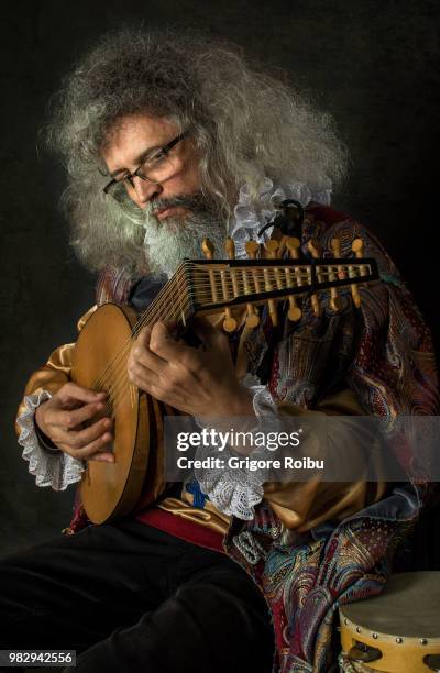 finding caravaggio - singers the lute - guaira fotografías e imágenes de stock