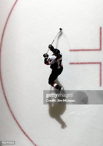 Ian Laperriere of the Philadelphia Flyers warms up before playing against the New York Islanders on April 1, 2010 at Nassau Coliseum in Uniondale,...