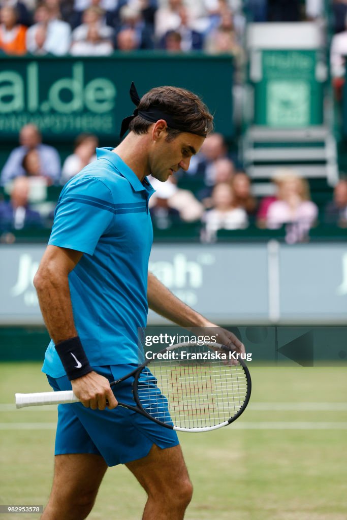 eiland Kapitein Brie Toepassen Tennis player Roger Federer looks on during the Gerry Weber Open 2018...  News Photo - Getty Images
