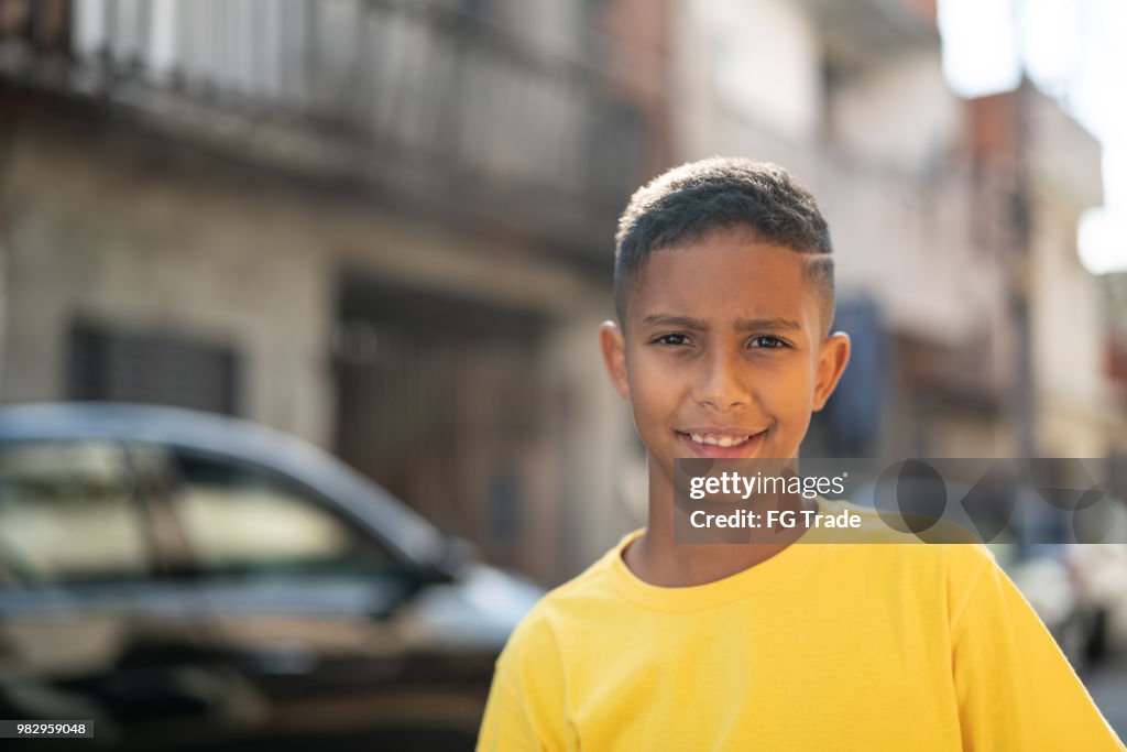 Braziliaanse Kid portret op Favela