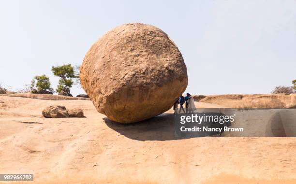 krishna butter ball in mahabalipuram site in india - circa 7th century stock pictures, royalty-free photos & images