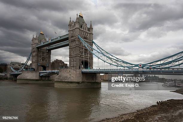 tower bridge and river thames - london - klaffbro bildbanksfoton och bilder