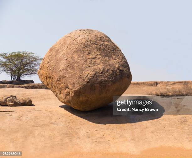 krishna butter ball in mahabalipuram site india. - circa 7th century - fotografias e filmes do acervo