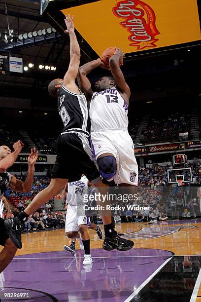 Tyreke Evans of the Sacramento Kings takes the ball to the basket against Tony Parker of the San Antonio Spurs on April 6, 2010 at ARCO Arena in...