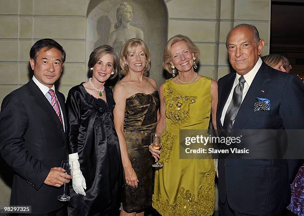 Thong Nguyen, interior designer Maureen Footer, Liz Peek, Bebe Broadwater and fashion designer Oscar de La Renta attend the Partnership with...