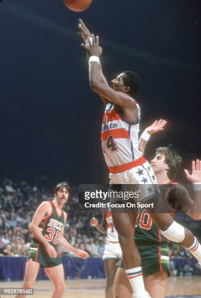 Tom Henderson of the Washington Bullets shoots over Ernie Grunfeld of the Milwaukee Bucks during an NBA basketball game circa 1977 at the Capital...